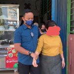Kasi Intel Kajari Samosir Tulus Yunus Abdi,SH,MH menggelandang RM pelaku pembakar hotel di Samosir,dari sebuah Rumah Makan di Simpang Selayang untuk dibawa ke Lapas Perempuan Klas II A Tanjung g Gusta Medan.