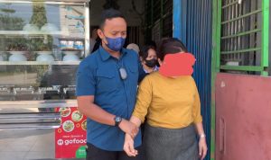 Kasi Intel Kajari Samosir Tulus Yunus Abdi,SH,MH menggelandang RM pelaku pembakar hotel di Samosir,dari sebuah Rumah Makan di Simpang Selayang untuk dibawa ke Lapas Perempuan Klas II A Tanjung g Gusta Medan.