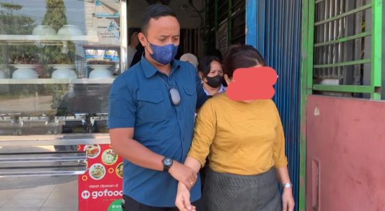 Kasi Intel Kajari Samosir Tulus Yunus Abdi,SH,MH menggelandang RM pelaku pembakar hotel di Samosir,dari sebuah Rumah Makan di Simpang Selayang untuk dibawa ke Lapas Perempuan Klas II A Tanjung g Gusta Medan.