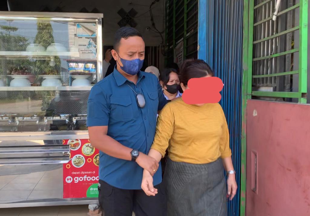 Kasi Intel Kajari Samosir Tulus Yunus Abdi,SH,MH menggelandang RM pelaku pembakar hotel di Samosir,dari sebuah Rumah Makan di Simpang Selayang untuk dibawa ke Lapas Perempuan Klas II A Tanjung g Gusta Medan.