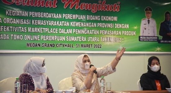 Ketua TP-PKK Provinsi Sumut Nawal Lubis didampingi Kepala DInas Pemberdayaan Perempuan dan Perlindungan Anak (PPPA) Nurlela, menghadiri dan meresmikan acara Workshop Peningkatan Pemasaran Produk Pada Toko Online Perempuan Sumatera Utara, di Lantai 2 Grand City Hall Medan, Kamis (31/03).