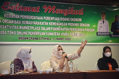 Ketua TP-PKK Provinsi Sumut Nawal Lubis didampingi Kepala DInas Pemberdayaan Perempuan dan Perlindungan Anak (PPPA) Nurlela, menghadiri dan meresmikan acara Workshop Peningkatan Pemasaran Produk Pada Toko Online Perempuan Sumatera Utara, di Lantai 2 Grand City Hall Medan, Kamis (31/03).