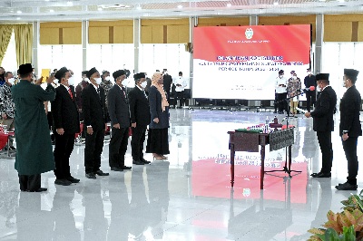 Gubernur Sumut Edy Rahmayadi melantik Komisioner Komisi Informasi Provinsi Sumut periode tahun 2022-2026 di Aula T. Rizal Nurdin, Rumah Dinas Gubernur Sumut, Jalan Sudirman No. 41, Medan, Kamis (31/3/2022)