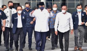 Gubernur Sumatera Utara (Sumut) Edy Rahmayadi didampingi Wakil Gubernur Sumut Musa Rajekshah mengantar kepulangan Ketua Umum Partai Nasional Demokrat (NasDem) di Bandar Udara Kualanamu, Kabupaten Deliserdang, Jumat (4/3/2022).