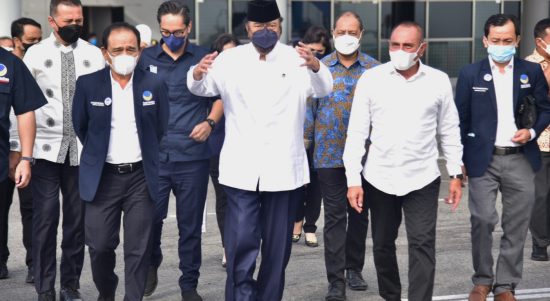 Gubernur Sumatera Utara (Sumut) Edy Rahmayadi didampingi Wakil Gubernur Sumut Musa Rajekshah mengantar kepulangan Ketua Umum Partai Nasional Demokrat (NasDem) di Bandar Udara Kualanamu, Kabupaten Deliserdang, Jumat (4/3/2022).