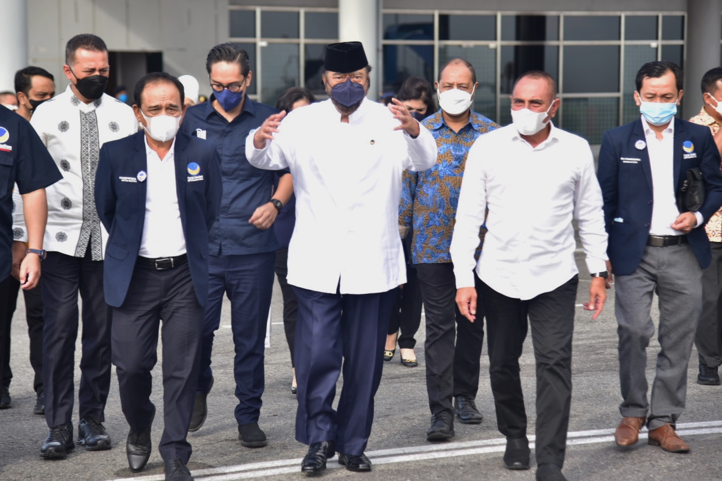 Gubernur Sumatera Utara (Sumut) Edy Rahmayadi didampingi Wakil Gubernur Sumut Musa Rajekshah mengantar kepulangan Ketua Umum Partai Nasional Demokrat (NasDem) di Bandar Udara Kualanamu, Kabupaten Deliserdang, Jumat (4/3/2022).