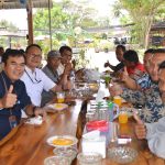 Kepala Cabang (Kanca) BRI Panyabungan Jon Henri (Baju Biru) Di Belakang Asisten Managert (Adm) BRI Panyabungan Hadi Subali (Baju Putih) Dan Nasabah BRI.