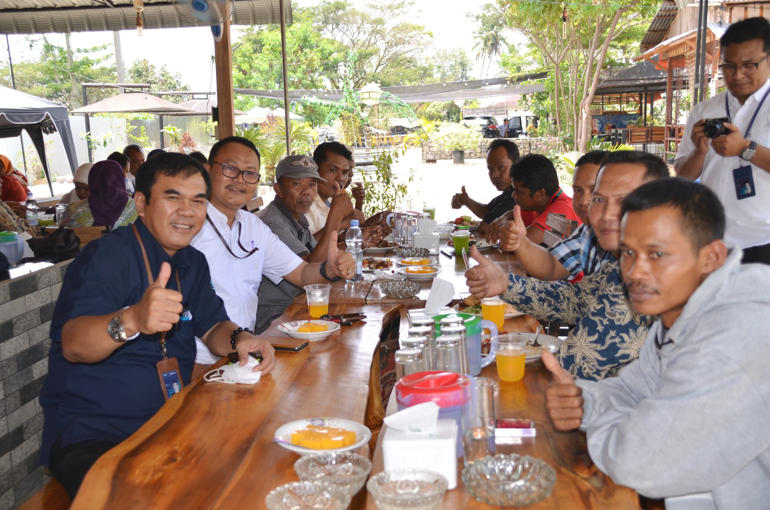 Kepala Cabang (Kanca) BRI Panyabungan Jon Henri (Baju Biru) Di Belakang Asisten Managert (Adm) BRI Panyabungan Hadi Subali (Baju Putih) Dan Nasabah BRI.