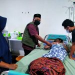 Ketua NU Care Lazisnu Kota Padangsidimpuan, Ustadz Zulpan Harahap, S.S.M.Pd.M.Kom (pake peci hitam) saat menjenguk Nenni Sahdia Siregar penderita infeksi payudara di RSU Daerah Kota Padangsidimpuan, Senin (28/02/2022).