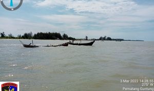 Pukat trawl yang dibakar diperairan Pantai Kuala Sialang Buah