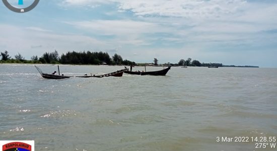 Pukat trawl yang dibakar diperairan Pantai Kuala Sialang Buah