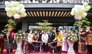 Gubernur Sumatera Utara (Utara) Edy Rahmayadi bersama Wakil Walikota Medan Aulia Rachman menghadiri sekaligus meresmikan Rumah Sakit Mitra Medika Premiere di Jalan S Parman Medan