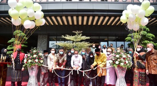 Gubernur Sumatera Utara (Utara) Edy Rahmayadi bersama Wakil Walikota Medan Aulia Rachman menghadiri sekaligus meresmikan Rumah Sakit Mitra Medika Premiere di Jalan S Parman Medan