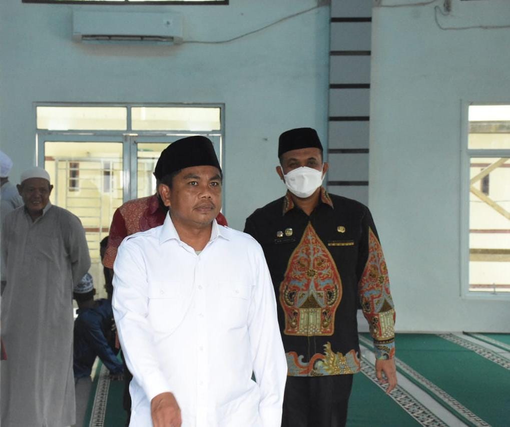 Bupati Sergai H Darma Wijaya bersama Wabup H Adlin Tambunan saat kegiatan safari Jum'at di di Masjid Taufiq Hidayah Desa Pekan Tanjung Beringin.( Fhoto Humas / Mitanews.co.id)