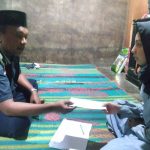 Ketua NU Care Lazisnu Kota Padangsidimpuan, Ustadz Zulpan Harahap, S.S.M.Pd.M.Kom (pakai rompi dan peci hitam) saat menyerahkan bantuan dari Marahot Pane dan dari infak/shodaqoh para aghniya' melalui program KOIN NU tahap II kepada Siti Nukholojah Harahap, anak sulung dari Nenni Sahdia sebelum berangkat menuju RSU Adam Malik Medan untuk menjalani operasi.