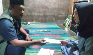 Ketua NU Care Lazisnu Kota Padangsidimpuan, Ustadz Zulpan Harahap, S.S.M.Pd.M.Kom (pakai rompi dan peci hitam) saat menyerahkan bantuan dari Marahot Pane dan dari infak/shodaqoh para aghniya' melalui program KOIN NU tahap II kepada Siti Nukholojah Harahap, anak sulung dari Nenni Sahdia sebelum berangkat menuju RSU Adam Malik Medan untuk menjalani operasi.