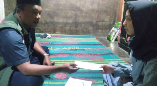 Ketua NU Care Lazisnu Kota Padangsidimpuan, Ustadz Zulpan Harahap, S.S.M.Pd.M.Kom (pakai rompi dan peci hitam) saat menyerahkan bantuan dari Marahot Pane dan dari infak/shodaqoh para aghniya' melalui program KOIN NU tahap II kepada Siti Nukholojah Harahap, anak sulung dari Nenni Sahdia sebelum berangkat menuju RSU Adam Malik Medan untuk menjalani operasi.