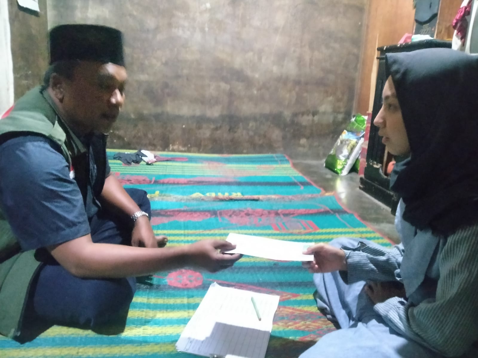 Ketua NU Care Lazisnu Kota Padangsidimpuan, Ustadz Zulpan Harahap, S.S.M.Pd.M.Kom (pakai rompi dan peci hitam) saat menyerahkan bantuan dari Marahot Pane dan dari infak/shodaqoh para aghniya' melalui program KOIN NU tahap II kepada Siti Nukholojah Harahap, anak sulung dari Nenni Sahdia sebelum berangkat menuju RSU Adam Malik Medan untuk menjalani operasi.
