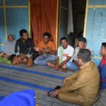 Bupati Sergai Darma Wijaya (kanan) kunjungi keluarga korban kapal tenggelam di Tanjung Beringin