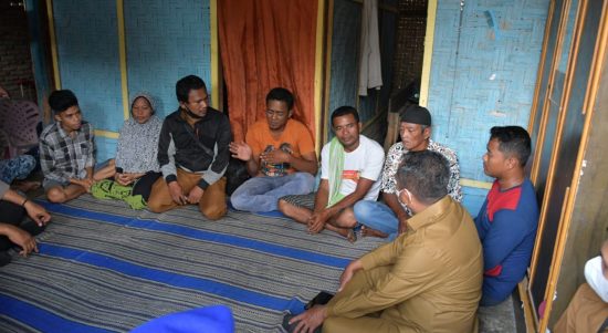 Bupati Sergai Darma Wijaya (kanan) kunjungi keluarga korban kapal tenggelam di Tanjung Beringin