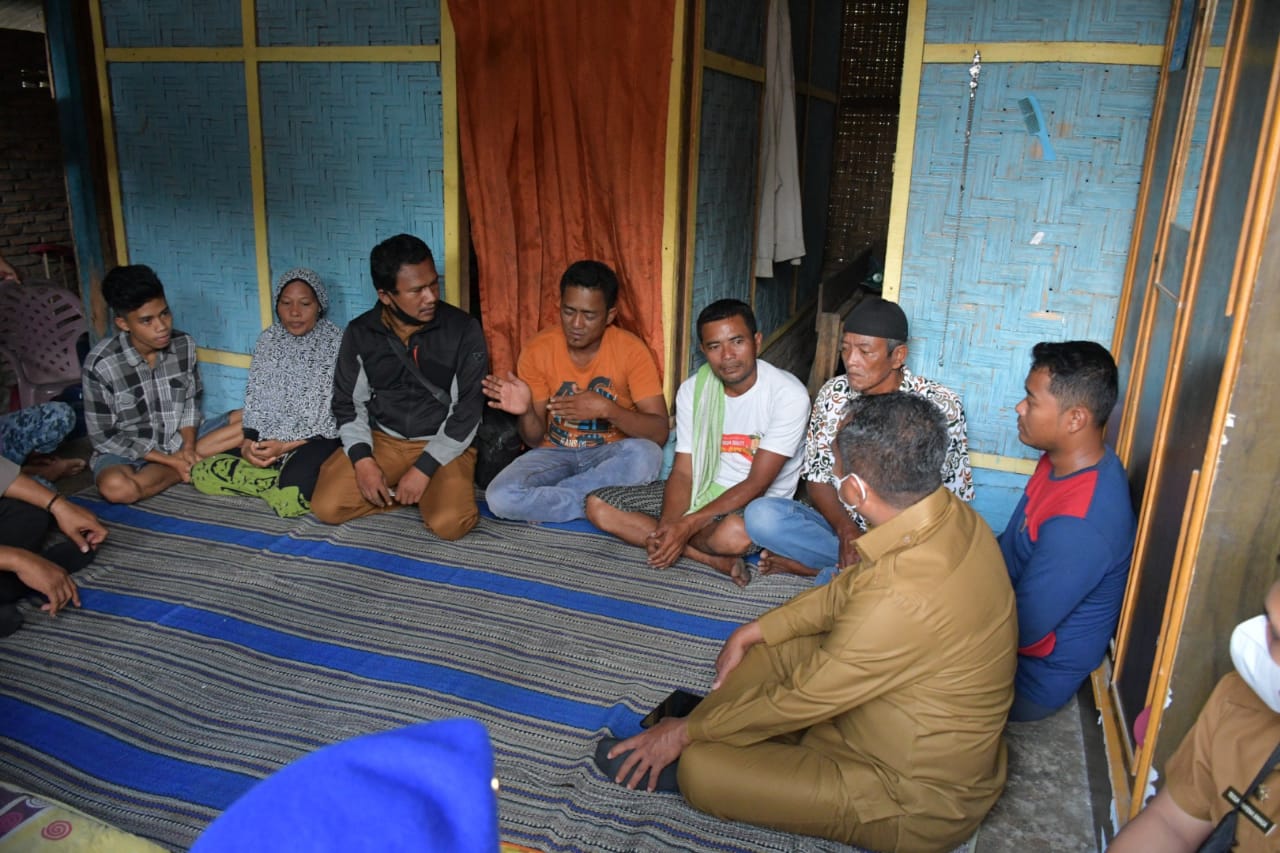Bupati Sergai Darma Wijaya (kanan) kunjungi keluarga korban kapal tenggelam di Tanjung Beringin