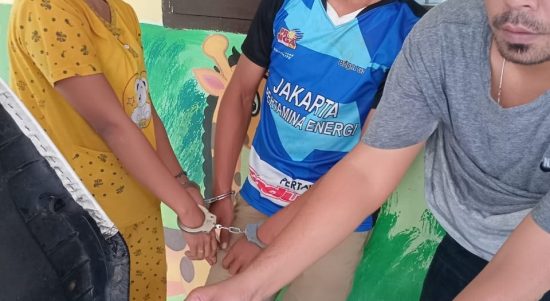 Kedua pasangan kekasih yang nekat jual sabu di komplek sekolah diringkus petugas dan ditemukan barang bukti di jok sepeda motor