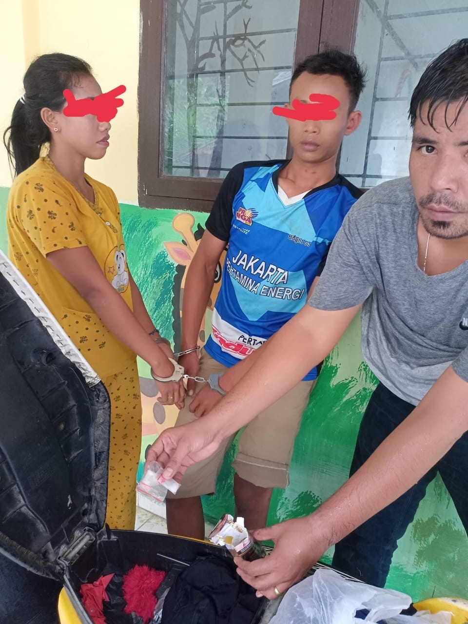 Kedua pasangan kekasih yang nekat jual sabu di komplek sekolah diringkus petugas dan ditemukan barang bukti di jok sepeda motor