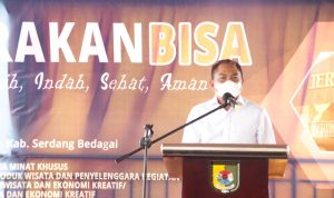 Bupati Sergai Darma Wijaya saat memberikan sambutan di acara Gerakan “BISA” atau Bersih, Indah, Sehat dan Aman, yang dilangsungkan di arena berkuda Jericho  Stable, Sei Rampah, Rabu (9/3/2022).
