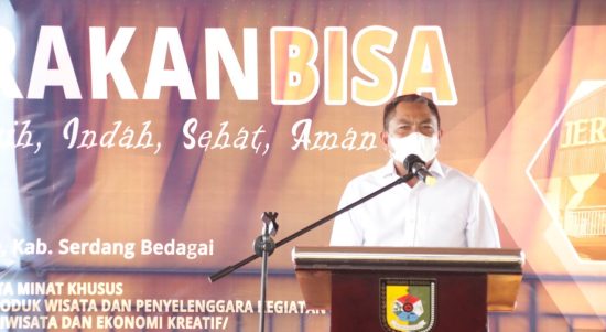 Bupati Sergai Darma Wijaya saat memberikan sambutan di acara Gerakan “BISA” atau Bersih, Indah, Sehat dan Aman, yang dilangsungkan di arena berkuda Jericho  Stable, Sei Rampah, Rabu (9/3/2022).