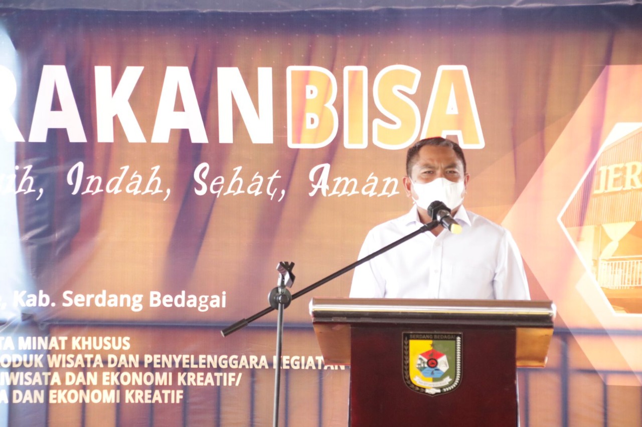 Bupati Sergai Darma Wijaya saat memberikan sambutan di acara Gerakan “BISA” atau Bersih, Indah, Sehat dan Aman, yang dilangsungkan di arena berkuda Jericho  Stable, Sei Rampah, Rabu (9/3/2022).