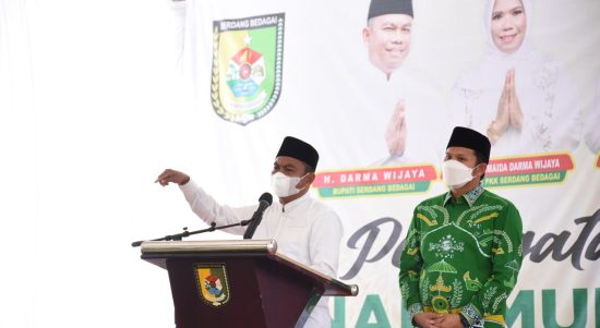 Bupati Sergai H. Darma Wijaya dan Wabup H. Adlin Umar Yusri Tambunan menghadiri peringatan Isra Mi'raj Nabi Muhammad SAW di Masjid Taqwa, Dusun VII, Desa Pulau Gambar Kecamatan Serba Jadi, Kamis (10/3/2022).