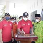 Bupati Sergai Darma Wijaya didampingi Wabup Adlin Tambunan (kiri) dan Kades Bengkel Indra Fajar, menandatangani prasasti Kantor Desa Bengkel.