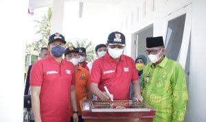 Bupati Sergai Darma Wijaya didampingi Wabup Adlin Tambunan (kiri) dan Kades Bengkel Indra Fajar, menandatangani prasasti Kantor Desa Bengkel.