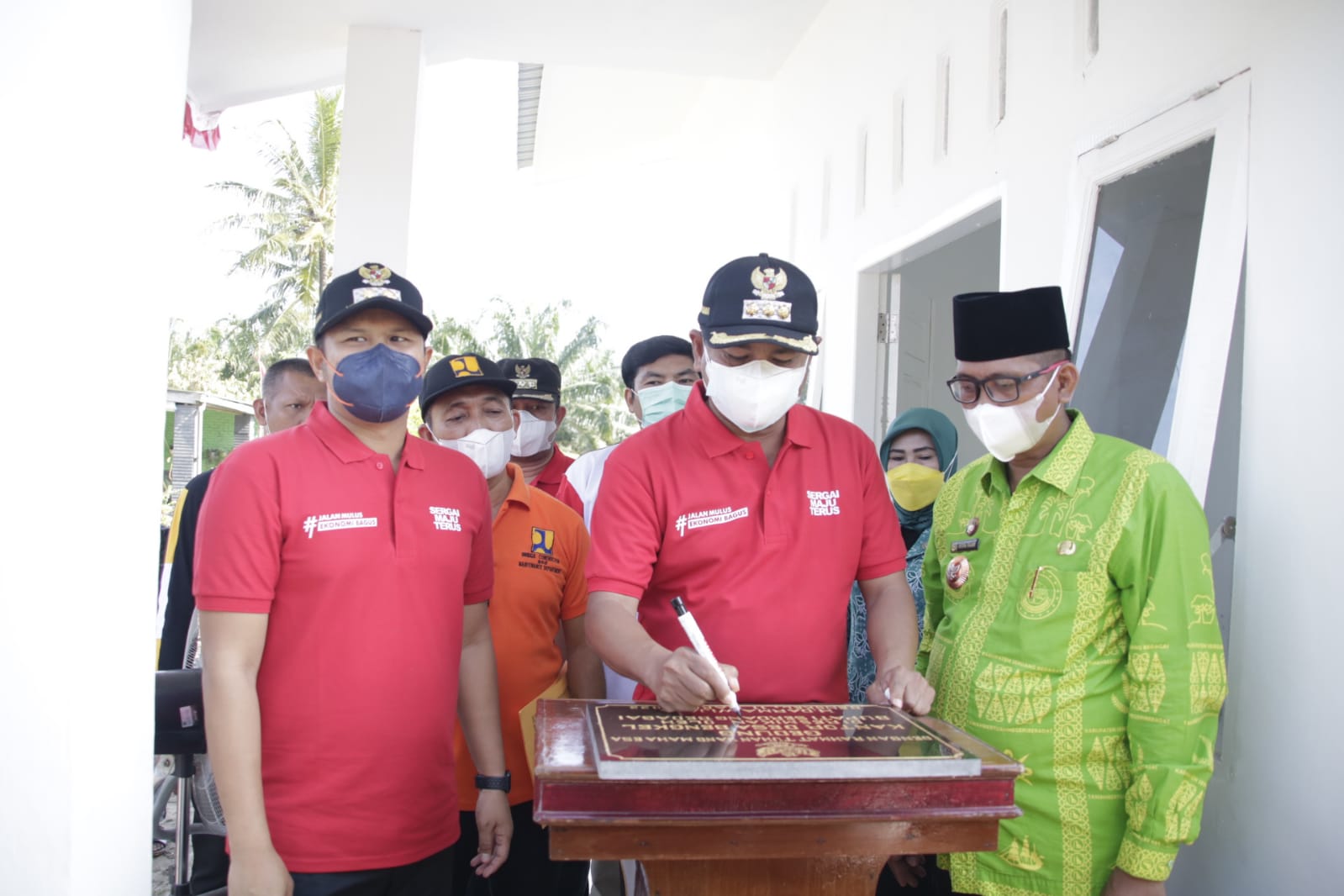 Bupati Sergai Darma Wijaya didampingi Wabup Adlin Tambunan (kiri) dan Kades Bengkel Indra Fajar, menandatangani prasasti Kantor Desa Bengkel.