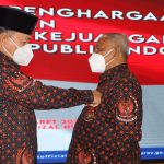 Ketua DHD 45 Sumut Mayjen TNI (Purn) M Hasyim menyematkan Lencana Kejuangan 9 Windu Kemerdekaan Republik Indonesia (RI) kepada Ir Zulfikar Tanjung