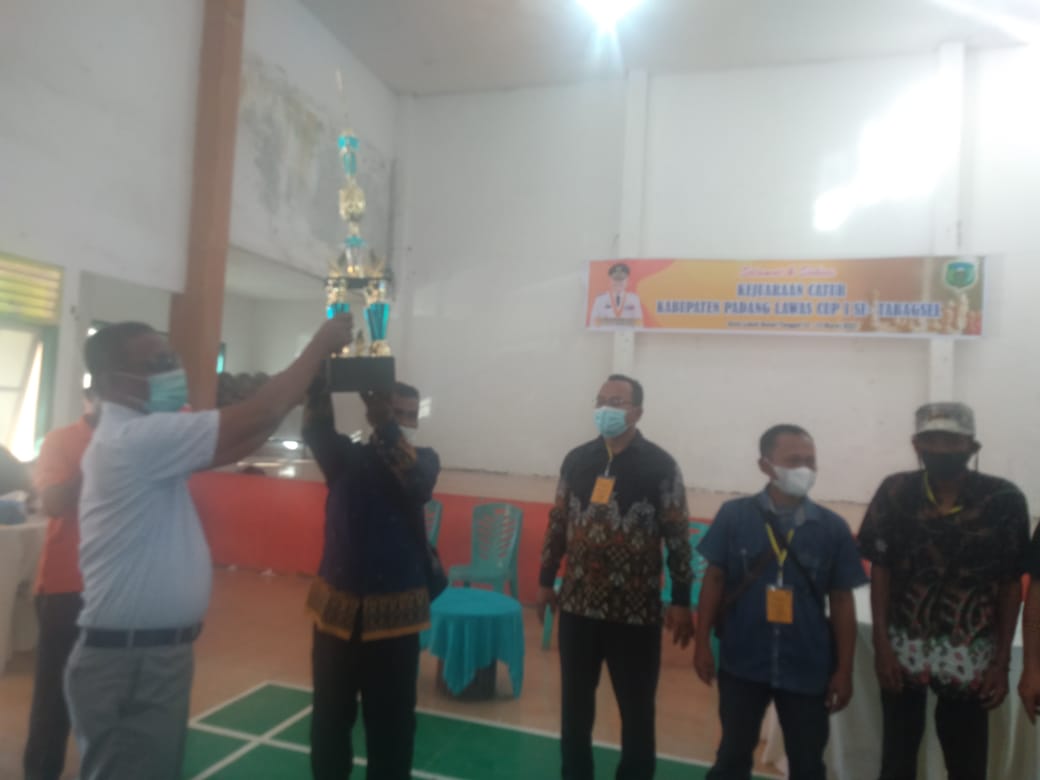 Anggota DPRD Palas,H.Mhd Dayan Hasibuan menyerahkan tropi, piagam penghargaan serta uang pembinaan bagi para juara 1,2 dan 3 tunamen catur,2.Juara 2 Imran Saleh Siragar Bermain meraih Juara 2. Foto bersama .