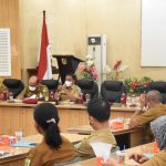 Bupati Sergai Darma Wijaya (depan) memberikan arahan saat gelaran Forum Lintas Perangkat Daerah, di Aula Sultan Serdang, Kompleks Kantor Bupati Sergai, Sei Rampah, Selasa (15/3/2022).