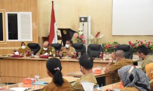 Bupati Sergai Darma Wijaya (depan) memberikan arahan saat gelaran Forum Lintas Perangkat Daerah, di Aula Sultan Serdang, Kompleks Kantor Bupati Sergai, Sei Rampah, Selasa (15/3/2022).