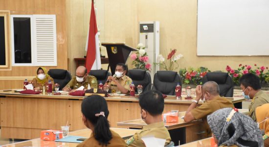 Bupati Sergai Darma Wijaya (depan) memberikan arahan saat gelaran Forum Lintas Perangkat Daerah, di Aula Sultan Serdang, Kompleks Kantor Bupati Sergai, Sei Rampah, Selasa (15/3/2022).