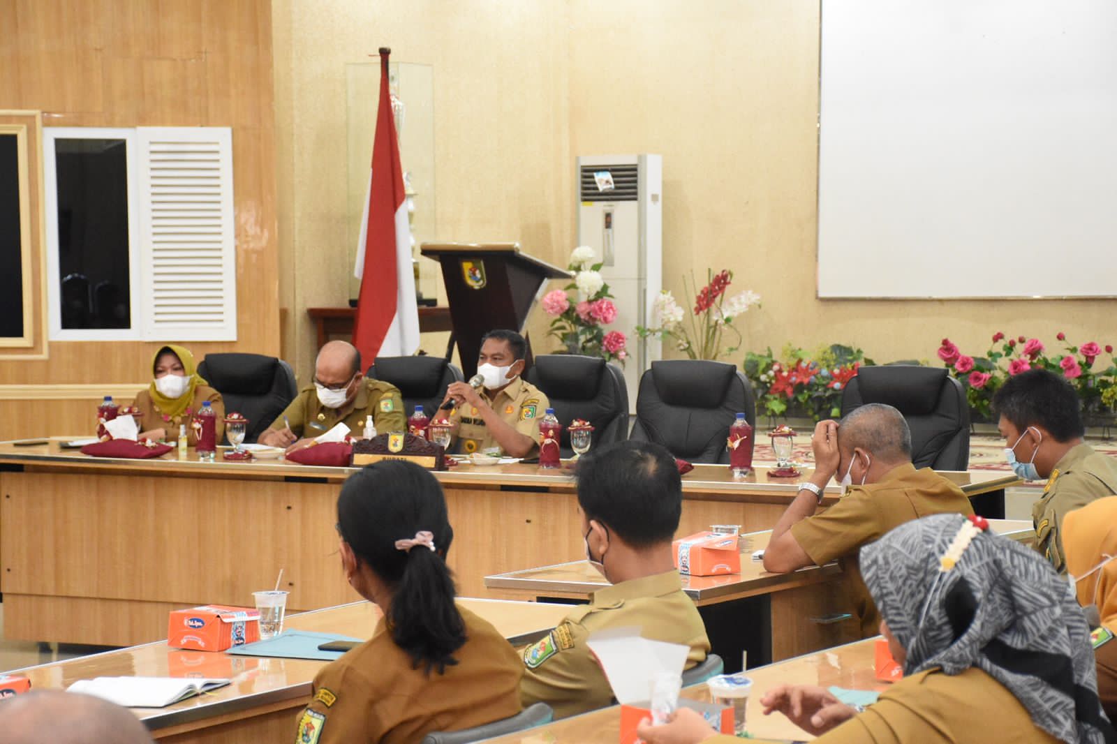Bupati Sergai Darma Wijaya (depan) memberikan arahan saat gelaran Forum Lintas Perangkat Daerah, di Aula Sultan Serdang, Kompleks Kantor Bupati Sergai, Sei Rampah, Selasa (15/3/2022).