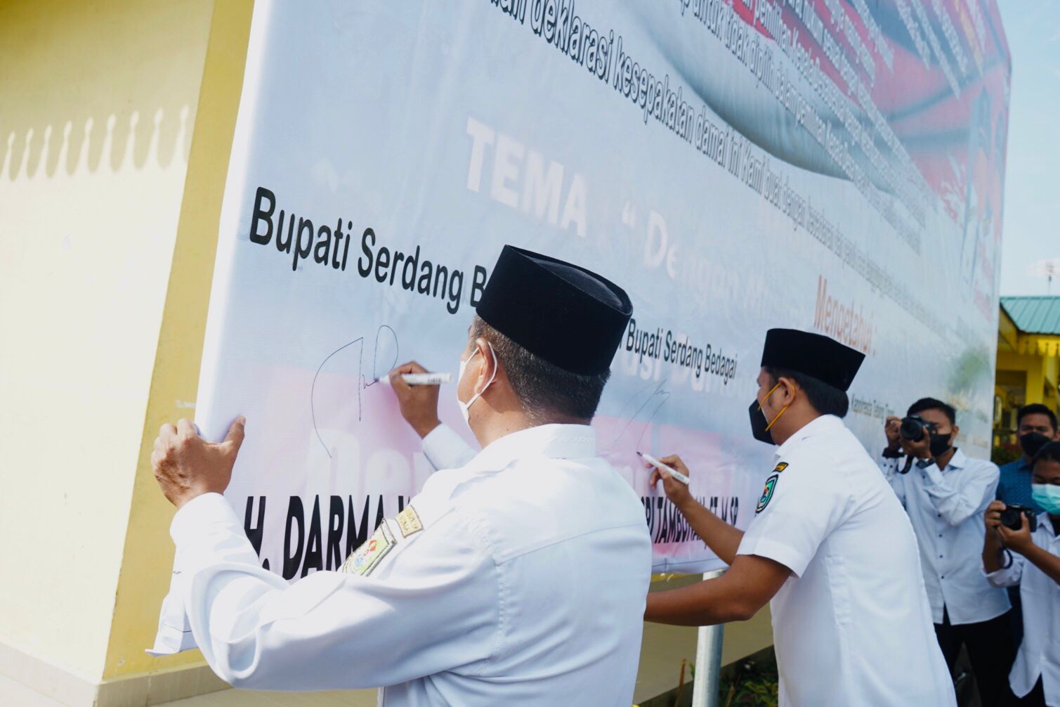 Bupati Sergai Darma Wijaya dan Wabup Adlin Tambunan turut membubuhkan tandatangan dalam penandatanganan Pakta Integritas Deklarasi Pemilihan Kepala Desa (Pilkades) Damai di Kabupaten Sergai.(Photo: Humas/Mitanews.co.id ).