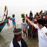 Wabup Sergai Adlin Tambunan mengikuti prosesi adat jamu laut di muara Sungai Beting, Desa Kuala Lama Kecamatan Pantai Cermin, Rabu (16/3/2022).