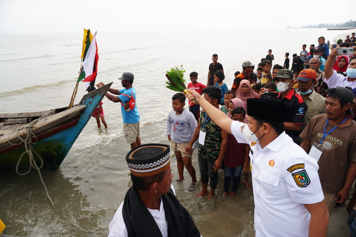 Wabup Sergai Adlin Tambunan mengikuti prosesi adat jamu laut di muara Sungai Beting, Desa Kuala Lama Kecamatan Pantai Cermin, Rabu (16/3/2022).