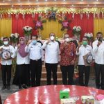 Sekdakab Sergai Faisal Hasrimy (tengah) diabadikan usai menjadi narasumber dalam Rapat Kerja Program Masyarakat Anti Narkoba di lingkungan Pemkab Sergai.