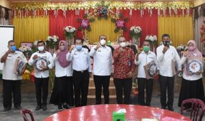 Sekdakab Sergai Faisal Hasrimy (tengah) diabadikan usai menjadi narasumber dalam Rapat Kerja Program Masyarakat Anti Narkoba di lingkungan Pemkab Sergai.