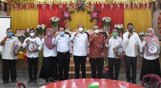 Sekdakab Sergai Faisal Hasrimy (tengah) diabadikan usai menjadi narasumber dalam Rapat Kerja Program Masyarakat Anti Narkoba di lingkungan Pemkab Sergai.