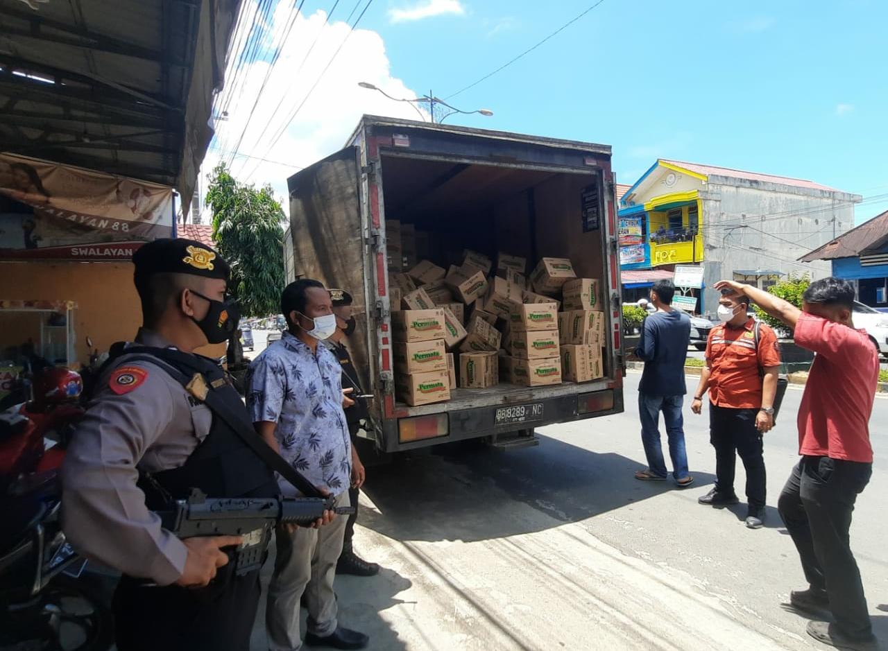 Personel Polres Padang Sidempuan mengawal ketat pendistribusian minyak goreng.