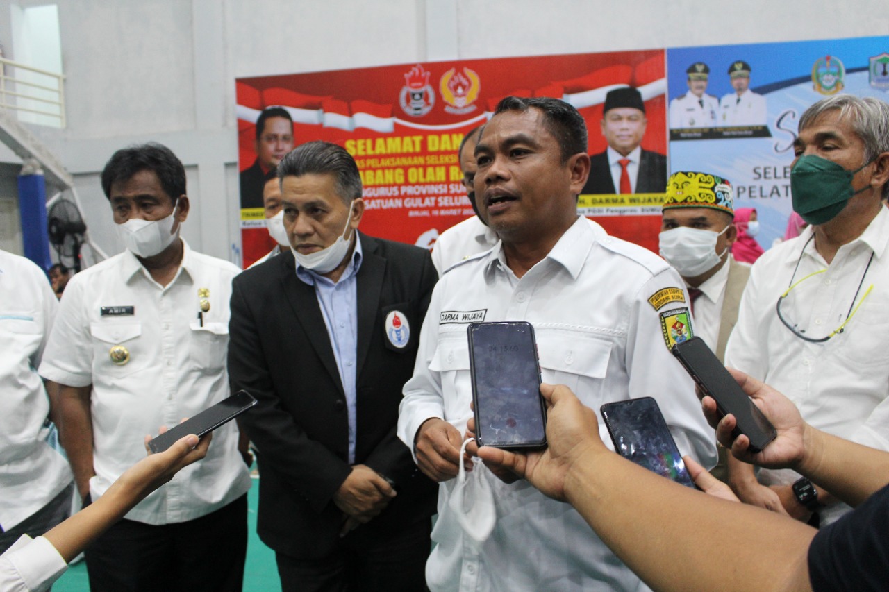 Darma Wijaya Ketua PGSI Sumut didampingi Ketua Bidang Pembinaan Prestasi PP PGSI,Gusti Randa memberikan keterangan kepada pers usai membuka Selekda Sumut di GOR Kota Binjai.