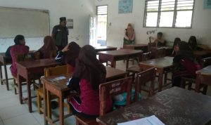Ketua NU Care Lazisnu, Ustadz Zulpan Harahap, S.S. M.Pd.M.Kom saat menyampaikan materi sosialisasi ITS NU Padangsidimpuan kepada para siswa kurang mampu sekaligus penyerahan santunan pendidikan di SMA N 8 Padangsidimpuan, Kamis (17/03/2022).