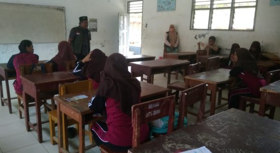 Ketua NU Care Lazisnu, Ustadz Zulpan Harahap, S.S. M.Pd.M.Kom saat menyampaikan materi sosialisasi ITS NU Padangsidimpuan kepada para siswa kurang mampu sekaligus penyerahan santunan pendidikan di SMA N 8 Padangsidimpuan, Kamis (17/03/2022).